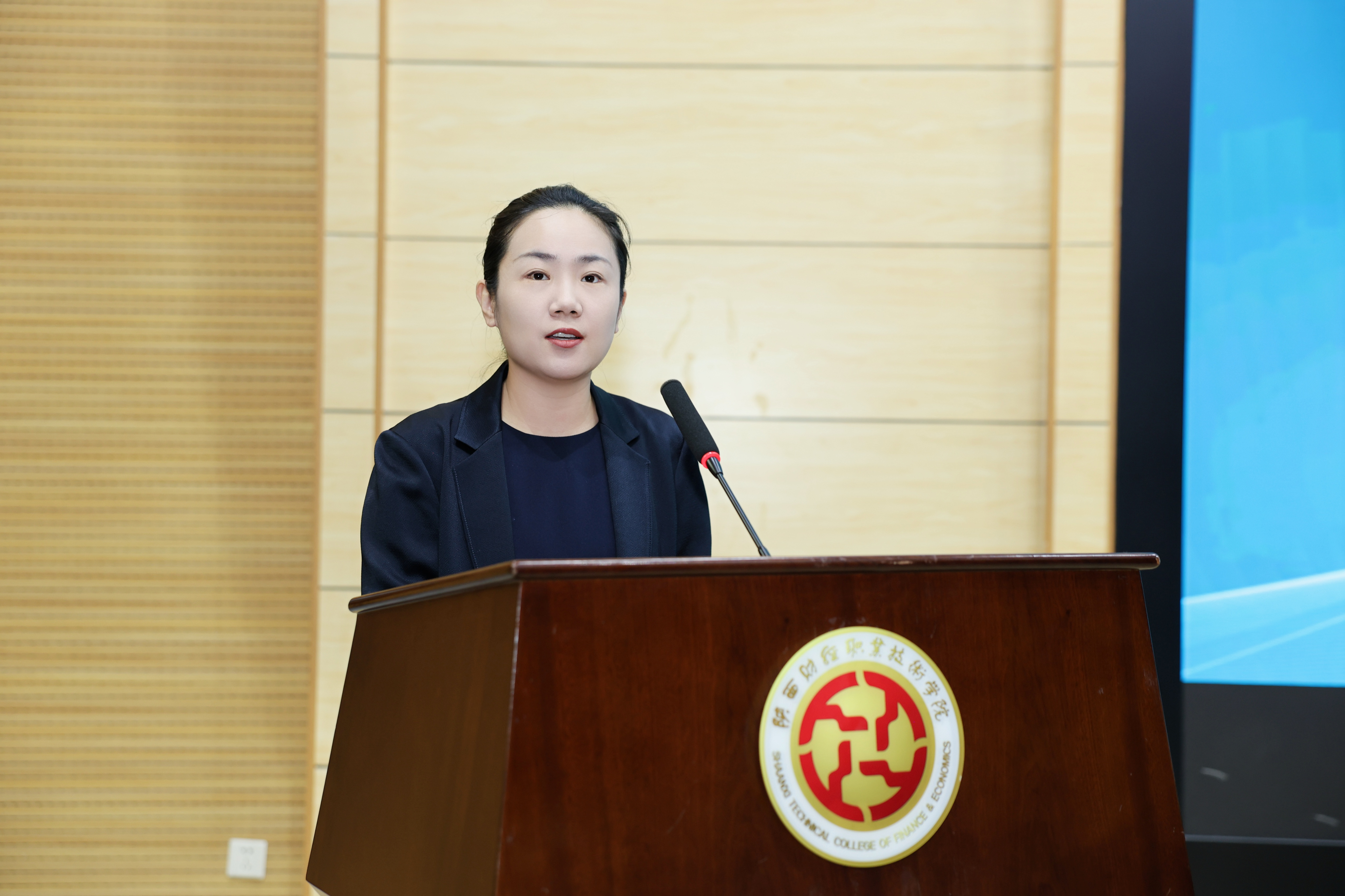 咸阳高新技术产业开发区管理委员会副主任张亚丽致辞