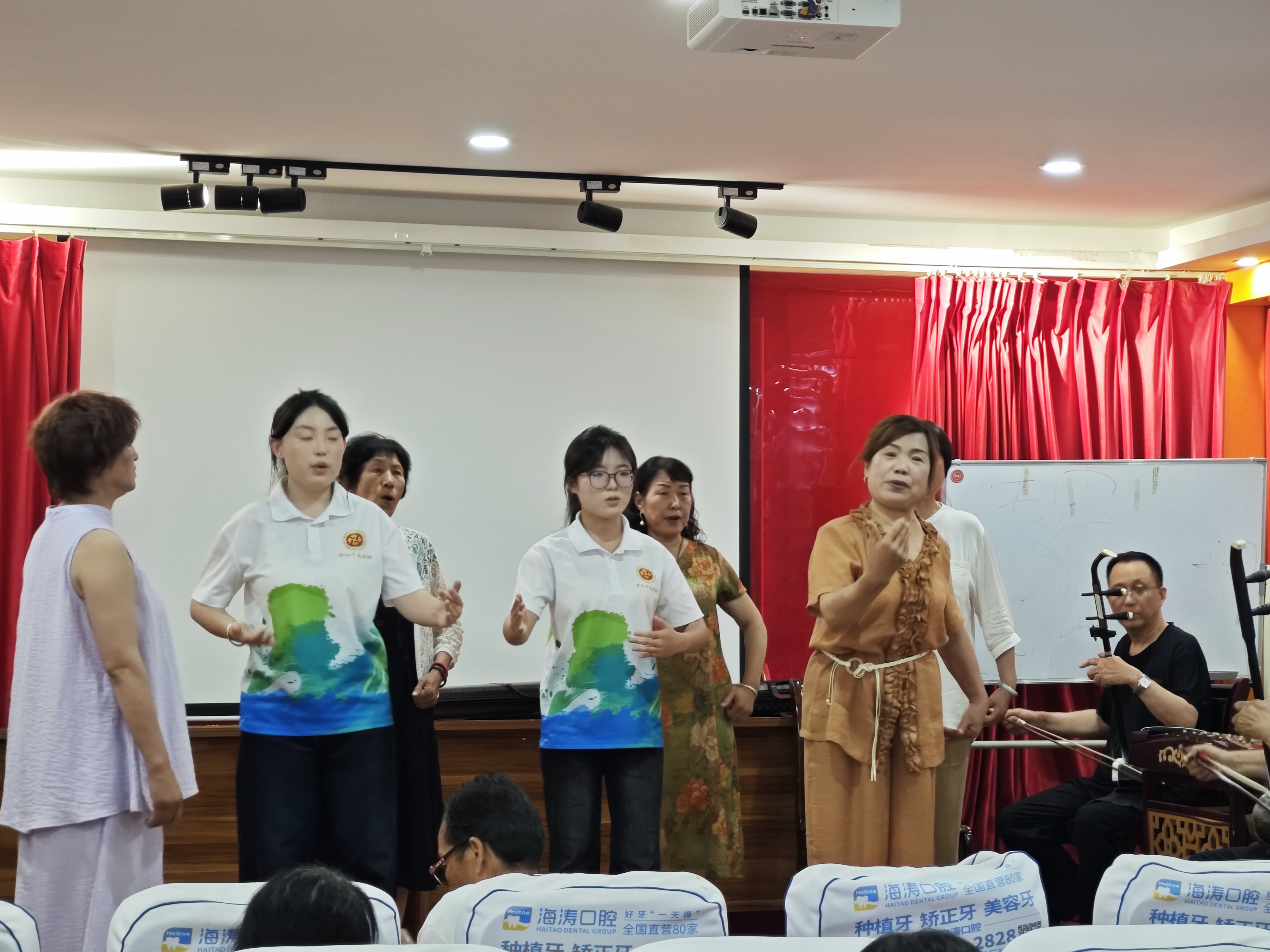秦腔艺术家与实践团志愿者同台展演